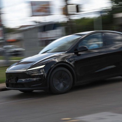 Tesla Mencapai Penghantaran Kenderaan Autonomi Sepenuhnya Pertama dari Kilang ke Pelanggan