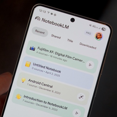 Google の NotebookLM はクリエイティブライティングと研究での価値を証明するも、モバイルアプリは期待を下回る