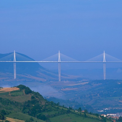 สะพาน Millau Viaduct เปลี่ยนแปลงการท่องเที่ยวและการจราจรของฝรั่งเศส พร้อมสร้างสถิติทางวิศวกรรม