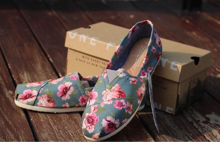 TOMS | รองเท้าลำลองผู้หญิง รุ่น Floral Classic