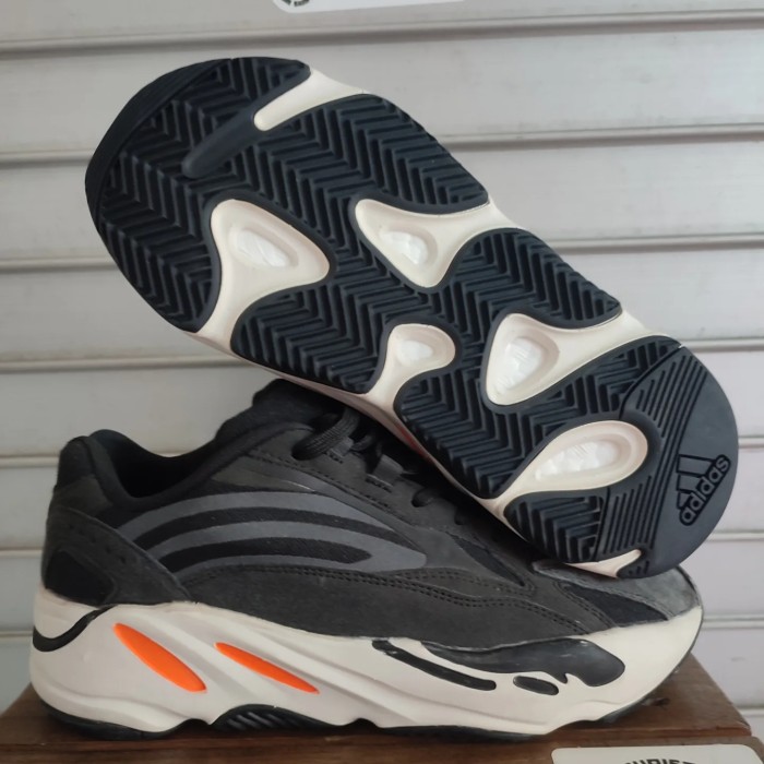 Harga Adidas Yeezy Boost 700 Black Terbaru November 2023 BigGo