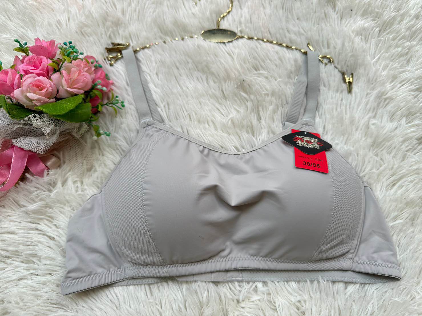 Bra Women's Breasts Are Gathered And Closed To Prevent Sagging