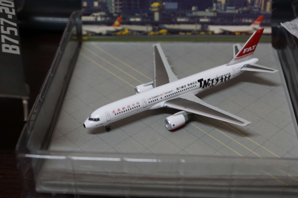 B757-200 FAT 1/400ダイキャストモデル　遠東航空　展示ケース付き B757-200 FAT 1/400ダイキャストモデル 遠東航空 展示ケース付き