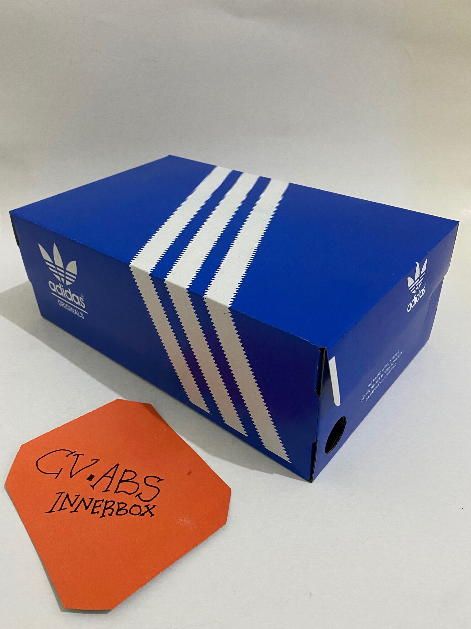 box sepatu adidas original