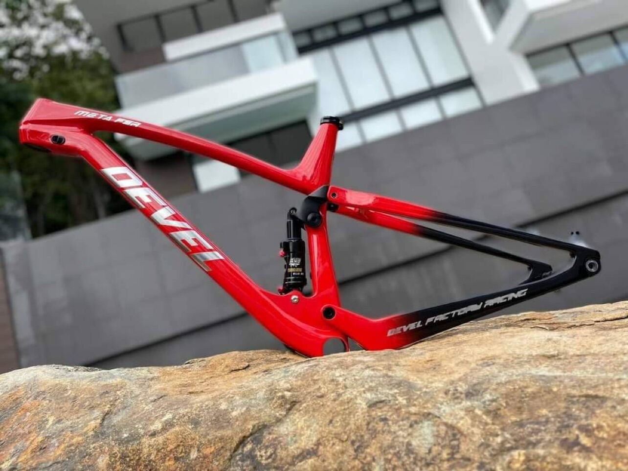 devel carbon frame