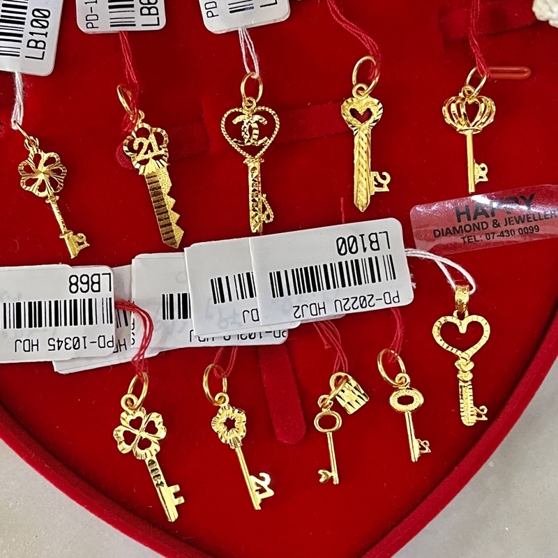 916 gold deals key pendant